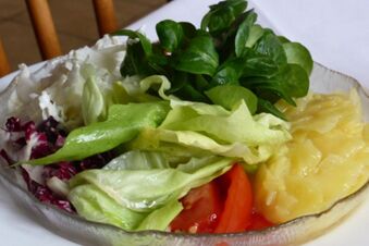 Frischer gemischter Salat mit verschiedenen Blattsalaten und Tomaten, serviert im Landgasthof Schmidt als leichte Beilage.