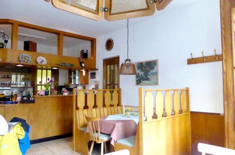 Gastraum im Landgasthof Schmidt mit Holzm&ouml;beln, gedeckten Tischen und einer gem&uuml;tlichen Atmosph&auml;re im traditionellen Stil.