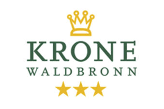 Logotip hotela Krone v Waldbronnu z zlato krono in tremi zlatimi zvezdami na beli podlagi