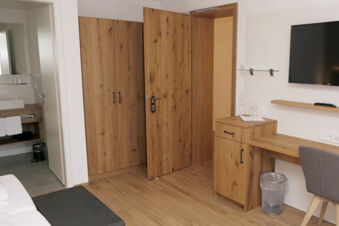 Modern&aacute; izba v hoteli Gasthaus Zur Linde Diersburg s dreven&yacute;m n&aacute;bytkom, otvorenou k&uacute;peľňou a TV.