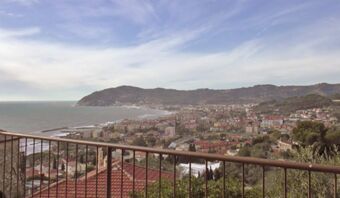 Vista panoramica sulla citt&agrave; costiera con mare e colline vista da un balcone della Pensione Ristorante Bellavista.