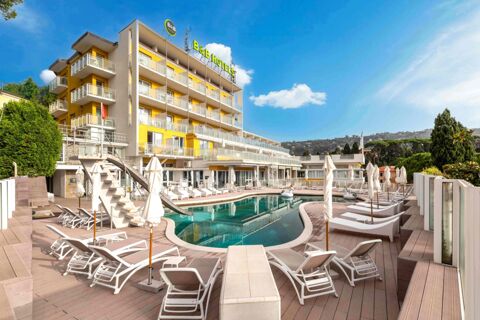 B&B Hotel Park Hotel Suisse Santa Margherita Ligure outdoor pool with lounge chairs and umbrellas under a clear blue sky