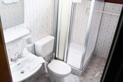 Piccolo bagno con cabina doccia, wc e lavabo nel maso Innersieslhof, Villa Anna con piastrelle a motivi floreali.
