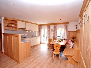 Helle und gem&uuml;tliche Wohnk&uuml;che mit Holzm&ouml;beln und Essbereich im Bauernhof Villgrater am Ort, ideal f&uuml;r entspannte Mahlzeiten.