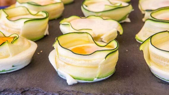 Gros plan sur des muffins aux courgettes crus avec des &oelig;ufs sur du papier sulfuris&eacute;, pr&eacute;par&eacute;s &agrave; l'h&ocirc;tel Maria pour la r&eacute;ception des h&ocirc;tes.