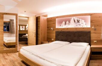 Valgusk&uuml;llased ja moodsalt sisustatud kahekohalised toad puidust aktsentidega, avar voodi ja vaade m&auml;gedele Residence Flamingos.