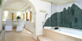 Elegantne wellness-ala koos mullivanni ja lamamistoolidega Residence Flamingos, mis on maitsekalt sisustatud marmorist dekoratsiooni ja lilleaktsentidega.