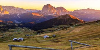 Lai m&auml;gimaastik koos k&uuml;nklike k&uuml;ngaste ja v&auml;ikeste puukuuridega p&auml;ikeseloojangul, Residence Flamingo &uuml;mbrus Alpides.