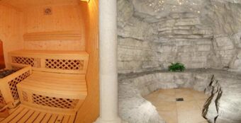 Widok wnętrza strefy wellness w hotelu Torretta z drewnianą sauną po lewej i kamienną łaźnią parową po prawej.