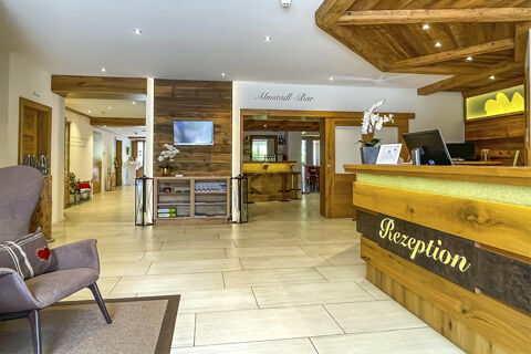 Helle und einladende Lobby mit Holzelementen und Rezeption im Hotel-Restaurant-Cafe Friedenseiche, moderner Empfangsbereich.