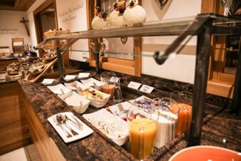 Buffet mit verschiedenen S&auml;ften, M&uuml;sli und Fr&uuml;hst&uuml;ckszutaten im Hotel-Restaurant-Cafe Friedenseiche, einladend und gepflegt pr&auml;sentiert.