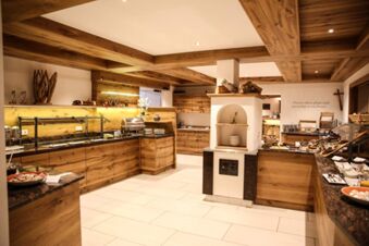 Buffetbereich mit rustikaler Holzeinrichtung und modernem Ambiente im Hotel-Restaurant-Cafe Friedenseiche zur Selbstbedienung.