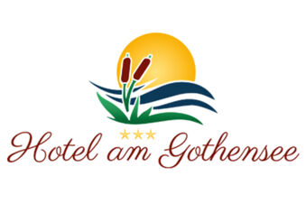 Logo of Hotel am Gothensee featuring a yellow sun, two brown cattails, blue waves, green grass, and elegant cursive text with three stars