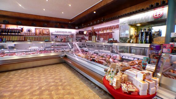 Das Ladengesch&auml;ft von Hotel & Metzgerei See zeigt gut beleuchtete Fleisch- und Wursttheken mit h&auml;ngenden Wurstwaren und verschiedenen Spezialit&auml;ten.