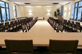 Velk&aacute;, světl&aacute; konferenčn&iacute; m&iacute;stnost s dostatkem židl&iacute; a stolů v hotelu Landgasthof Niebler, ide&aacute;ln&iacute; pro setk&aacute;n&iacute; a akce.