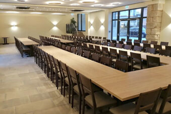 Velk&aacute;, světl&aacute; funkčn&iacute; m&iacute;stnost se spoustou dřevěn&yacute;ch stolů a židl&iacute; v hotelu Landgasthof Niebler, ide&aacute;ln&iacute; pro poř&aacute;d&aacute;n&iacute; konferenc&iacute; a akc&iacute;.