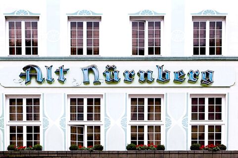 Alt N&uuml;rnberg Hotel 的外立面，淺藍色牆壁、白色窗戶和傳統哥特式字樣。