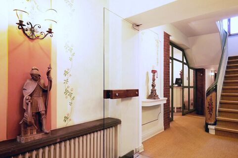 Alt N&uuml;rnberg Hotel 酒店的入口區設有樓梯和裝飾性木雕，優雅的入口區以經典溫馨的家具元素為特色。