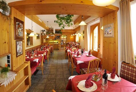 &Tau;&omicron; ά&nu;&epsilon;&tau;&omicron; &epsilon;&sigma;&tau;&iota;&alpha;&tau;ό&rho;&iota;&omicron; &tau;&omicron;&upsilon; Albergo Nido Verde &delta;&iota;&alpha;&theta;έ&tau;&epsilon;&iota; &tau;&rho;&alpha;&pi;έ&zeta;&iota;&alpha; &mu;&epsilon; &kappa;ό&kappa;&kappa;&iota;&nu;&alpha; &tau;&rho;&alpha;&pi;&epsilon;&zeta;&omicron;&mu;ά&nu;&tau;&iota;&lambda;&alpha; &kappa;&alpha;&iota; &xi;ύ&lambda;&iota;&nu;&alpha; &sigma;&tau;&omicron;&iota;&chi;&epsilon;ί&alpha; &sigma;&epsilon; &mu;&iota;&alpha; &zeta;&epsilon;&sigma;&tau;ή &alpha;&tau;&mu;ό&sigma;&phi;&alpha;&iota;&rho;&alpha;.