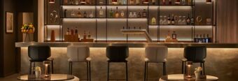 Moderner und gem&uuml;tlicher Barbereich im NH Collection Hotel Heidelberg mit stilvollen Sitzgelegenheiten und einer gut ausgestatteten Bar.