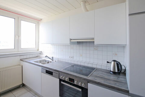 Moderne und helle K&uuml;chenzeile mit Doppellsp&uuml;le, Herd, Backofen und Wasserkocher im Hotel Kick f&uuml;r komfortables Kochen.