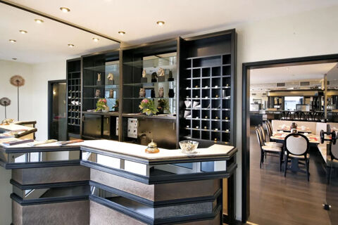Der Empfangsbereich im Hotel Kick mit einer eleganten Rezeption und Blick in den angrenzenden Speisesaal.