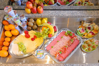 Buffet mit frischem Obst, K&auml;se, Aufschnitt, Joghurts und Geb&auml;ck im Hotel Kick, ideal f&uuml;r ein ausgewogenes Fr&uuml;hst&uuml;ck.