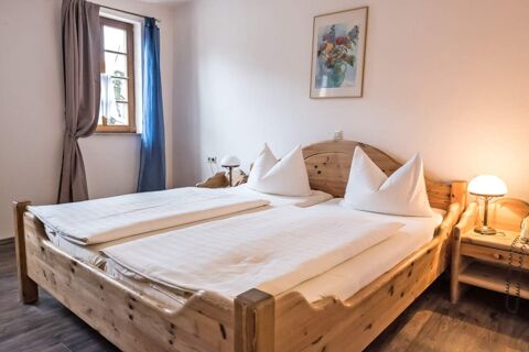 Hell eingerichtetes Doppelzimmer mit Holzbetten, Nachttischlampen und einem Fenster im Marktplatzhotel u. Bistrorant Tafelspitz.