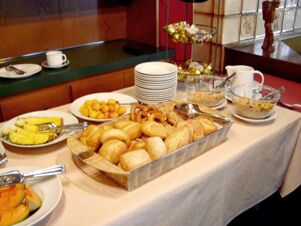 Buffet mit frischen Br&ouml;tchen, Obst und M&uuml;sli im Gasthof Schwarzer Adler, pr&auml;sentiert f&uuml;r ein gem&uuml;tliches Fr&uuml;hst&uuml;ck.