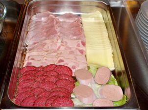 Verschiedene Wurst- und K&auml;sesorten auf einem Serviertablett als Buffetangebot im Gasthof Schwarzer Adler, gut angerichtet und appetitlich.
