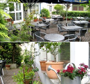 Au&szlig;enbereich des Gasthof Schwarzer Adler mit Terrassenm&ouml;beln, Pflanzen und Blument&ouml;pfen in einer gem&uuml;tlichen Gartenatmosph&auml;re.