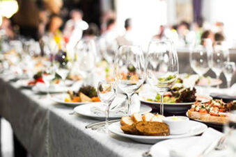 Ein festlich gedeckter Tisch mit Gl&auml;sern, Tellern und Speisen im Landhotel-Restaurant Mei&szlig;nerhof bei einer Veranstaltung.