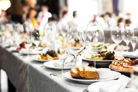 Ein festlich gedeckter Tisch mit Gl&auml;sern, Tellern und Speisen im Landhotel-Restaurant Mei&szlig;nerhof bei einer Veranstaltung.