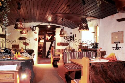 Rustikale und gem&uuml;tliche Restaurant-Essbereiche mit Holzdecken, gepolsterten Sitzb&auml;nken und dekorativen Lampen im Hotel Lochm&uuml;hle GmbH.