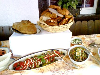 Buffet mit verschiedenen Brotsorten, frischen Salaten und Dips auf einem gedeckten Tisch im Hotel-Restaurant zum Wilden Mann.