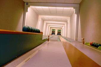 Uitzicht op een klassieke bowlingbaan met kegels en ballen in Gasthof Basedau, ideaal voor vrijetijdsbesteding en gezelligheid.