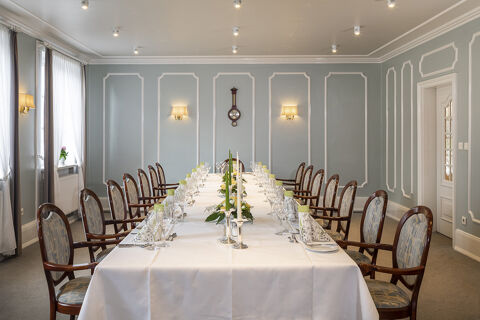 Elegante, feestelijk ingerichte feestzaal met lange tafel en stoelen in Gasthof Basedau, geschikt voor feesten en vergaderingen.