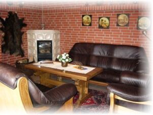 Hotel & Appartements Klostermannには、革張りのソファ、薪ストーブ、素朴な装飾が施された居心地の良いシーティングエリアがあり、温かい雰囲気に包まれています。