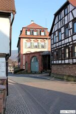 Stra&szlig;enansicht mit Fachwerkh&auml;usern und einem historischen Geb&auml;ude, ideal f&uuml;r Elke's Landgasthof Zum Anker Partyservice Elke Bauer.