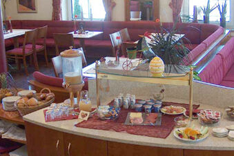 Otelin aydınlık ve davetkar kafesi 3 Kronen'de a&ccedil;ık b&uuml;fe ve oturma alanı i&ccedil;eren rahat kahvaltı alanı.