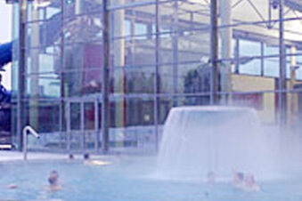 Otel kafesi 3 Kronen'de su &ouml;zelliği ve b&uuml;y&uuml;k cam pencereleri olan kapalı y&uuml;zme havuzu, konuklar suda rahatlıyor.