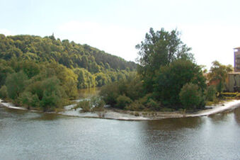 Hotel-Caf&eacute; 3 Kronen'in yakınında huzur ve doğa yayan ormanlık kıyılara sahip bir nehir manzarası, dinlenmek i&ccedil;in idealdir.