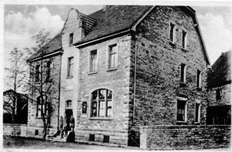 Historisk exteri&ouml;rvy av stenbyggnaden till Gasthof Pension R&ouml;per-Bolte med f&ouml;nsterfront och entr&eacute;d&ouml;rr mot gatan.