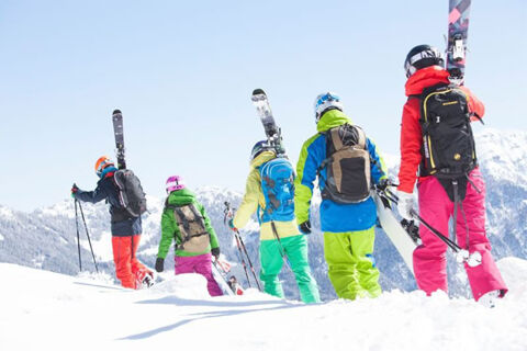 &Omicron;&mu;ά&delta;&alpha; &sigma;&kappa;&iota;έ&rho; &kappa;&alpha;&iota; snowboarders &mu;&epsilon; &pi;&omicron;&lambda;ύ&chi;&rho;&omega;&mu;&alpha; &chi;&epsilon;&iota;&mu;&omega;&nu;&iota;ά&tau;&iota;&kappa;&alpha; &rho;&omicron;ύ&chi;&alpha; &sigma;&epsilon; έ&nu;&alpha; &chi;&iota;&omicron;&nu;&iota;&sigma;&mu;έ&nu;&omicron; &omicron;&rho;&epsilon;&iota;&nu;ό &tau;&omicron;&pi;ί&omicron; &sigma;&tau;&omicron; Fr&uuml;hst&uuml;ckspension Anja - Motorradfahrerhotel.