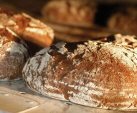 Frisches, rustikales Brot mit knuspriger Kruste wird im Hotel Frisch gebacken und ist Teil des morgendlichen Fr&uuml;hst&uuml;cksangebots.