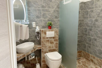 Hof von Oldenburg - Bathroom