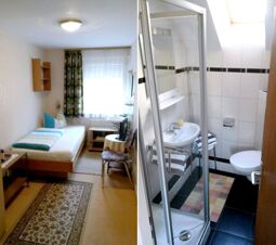 Ein kleines Hotelzimmer mit Einzelbett, Stuhl und Fernseher sowie ein angrenzendes modernes Badezimmer mit Dusche in der Pension Arnold.