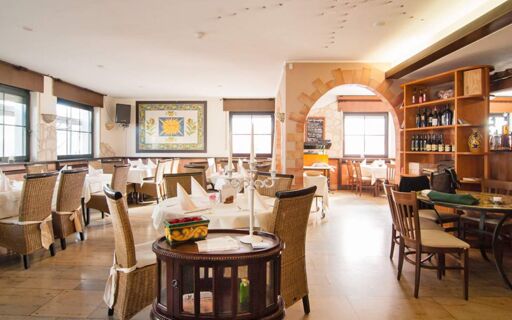 &Phi;&omega;&tau;&epsilon;&iota;&nu;ό &kappa;&alpha;&iota; &phi;&iota;&lambda;ό&xi;&epsilon;&nu;&omicron; &epsilon;&sigma;&tau;&iota;&alpha;&tau;ό&rho;&iota;&omicron; &sigma;&tau;&omicron; Hotel Taormina &mu;&epsilon; &sigma;&tau;&rho;&omega;&mu;έ&nu;&alpha; &tau;&rho;&alpha;&pi;έ&zeta;&iota;&alpha;, &beta;&alpha;&rho;έ&lambda;&iota;&alpha; &kappa;&rho;&alpha;&sigma;&iota;&omicron;ύ &kappa;&alpha;&iota; &rho;&omicron;&upsilon;&sigma;&tau;ί&kappa; &delta;&iota;&alpha;&kappa;ό&sigma;&mu;&eta;&sigma;&eta;.