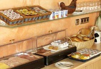 Fr&uuml;hst&uuml;cksbuffet im Hotel R&ouml;ssle mit Aufschnitt, K&auml;se, frischen Br&ouml;tchen und M&uuml;sli in einem gem&uuml;tlichen Ambiente.