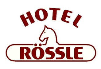 Das Logo von Hotel R&ouml;ssle zeigt einen stilisierten Pferdekopf in Braun mit dem Schriftzug Hotel R&ouml;ssle in markanter Schriftart auf wei&szlig;em Hintergrund.